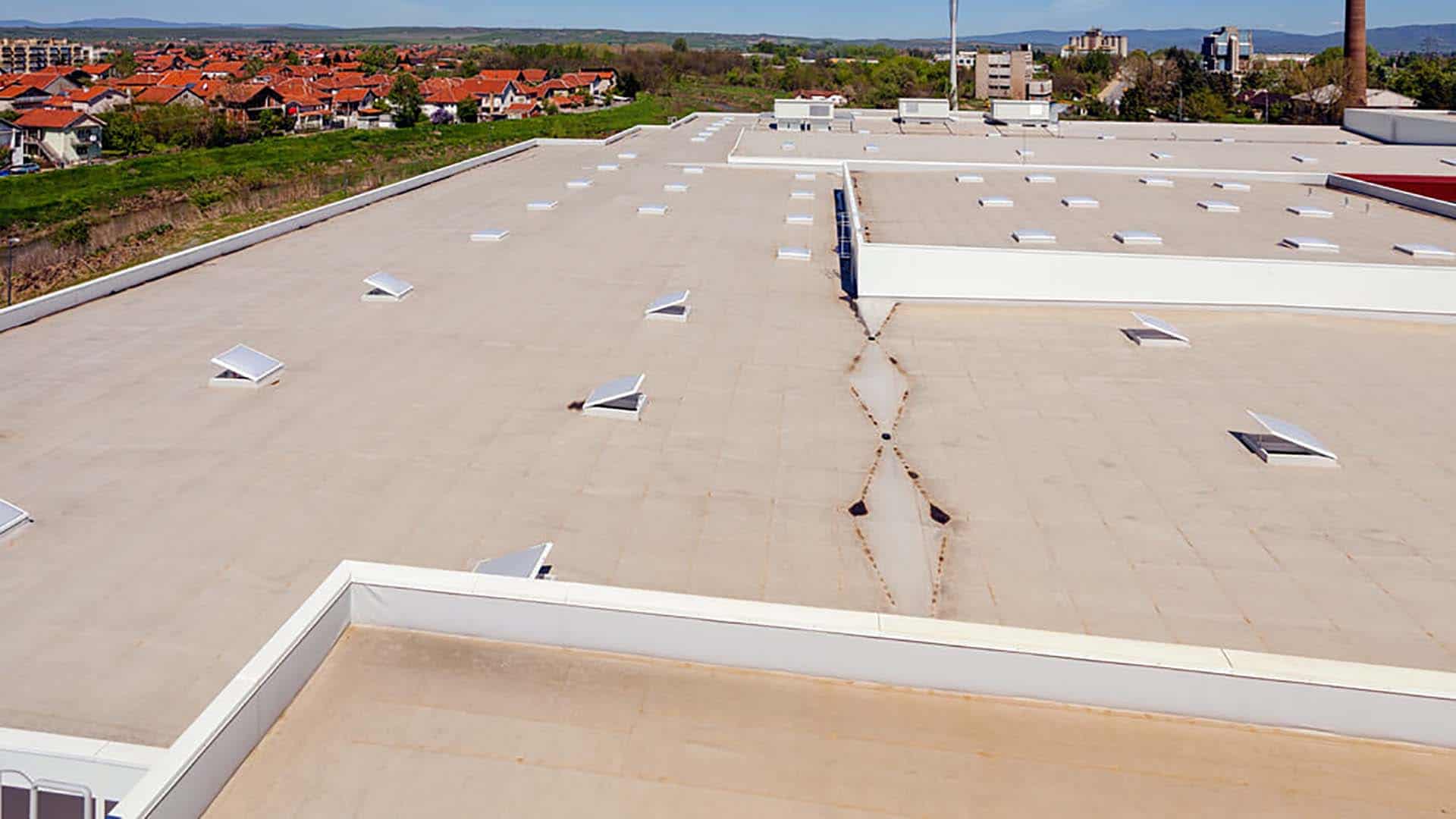 Flat roof on a commercial building in Omaha